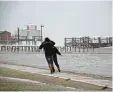  ?? Foto: dpa ?? Eine Fußgängeri­n stemmt sich am Strand von St. Peter Ording (Schleswig Holstein) gegen den Wind.
