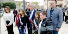  ?? ?? Le 2ème groupe de jeunes avec les élus.