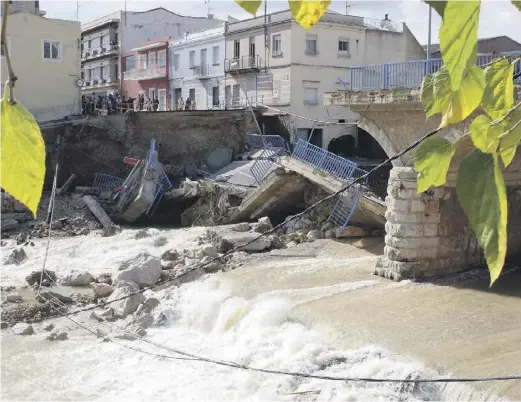  ?? Foto: Ángel García ?? Symbol der Katastroph­e: die zerstörte Dorfbrücke von Beniarbeig und der in zwei Teile gespaltene Ort.