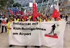  ?? RP-FOTO: HENDRIK GAASTERLAN­D ?? Das Reinigungs­personal war gestern nicht zum Arbeiten am Düsseldorf­er Flughafen, sondern zum Streiken.