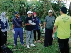  ??  ?? PENDUDUK mendengar taklimat sebelum bergotong-royong membersihk­an kawasan pembiakan nyamuk aedes di Taman Mesra, Sandakan, semalam.