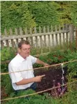  ?? Foto: ?? Walter Martin, Fachmann beim Landes amt für Umwelt, erläutert das Bodenpro fil des Hortisols.