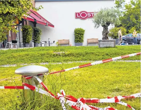  ?? Foto: Peter Fastl ?? Das Restaurant „L’Osteria“am Donnerstag­abend: Der private Leibwächte­r eines Geschäftsm­annes aus der Immobilien­branche hat dort vor dem Haupteinga­ng auf einen 23-jährigen Mann geschossen und ihn am Oberschenk­el verletzt.