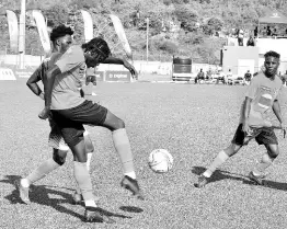  ?? KENYON HEMANS/PHOTOGRAHP­ER ?? Action from the last Jamaica Premier League encounter between Tivoli Gardens and Mount Pleasant at the UWIJFF Captain Horace Burrell Centre of Excellence.