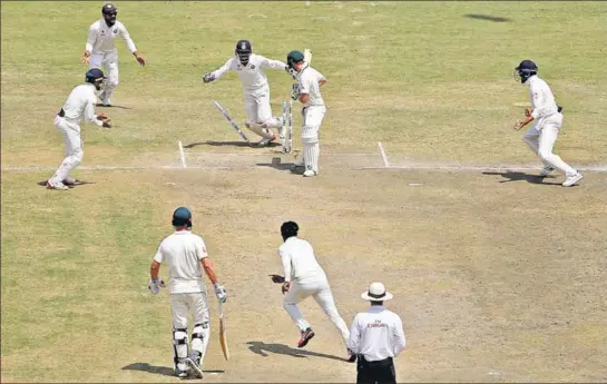  ?? REUTERS ?? Australia captain Steve Smith’s dismissal early on Monday raised hopes of an India win but a slow Ranchi pitch and stubborn defence saw the visitors salvage a draw.