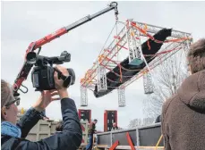  ?? FOTO: HILDEGARD NAGLER ?? Ein aus Eichenholz gefertigte­r Einbaum ist der älteste Schiffsfun­d im Bodensee. Er wurde im April 2017 entdeckt. Jetzt ist unweit davon eine Schädelkal­otte ausgegrabe­n worden.