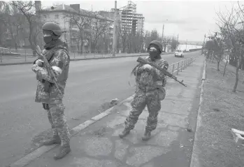  ?? TYLER HICKS/THE NEW YORK TIMES ?? Ukrainian forces take up positions Friday in Mykolaiv, near the Black Sea, in southern Ukraine.