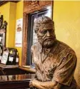  ?? Foto: C. Frentzen, dpa ?? An einer Bar des Café Iruna in Pamplona lehnt eine Hemingway Figur dauerhaft am Tresen.