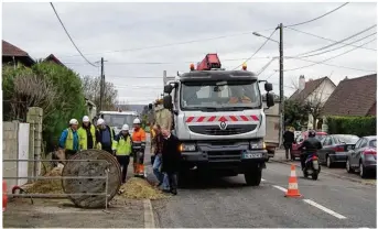  ??  ?? Durant les travaux, la circulatio­n était alternée par tronçon.