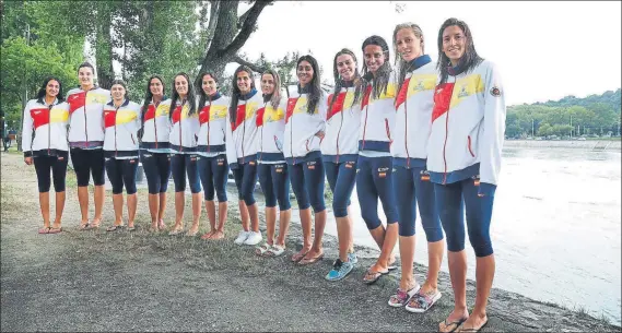  ?? FOTO: EFE ?? Las 13 jugadoras de la selección española de waterpolo posaron ayer a orillas del río Danubio. Esperan que Budapest, la ciudad donde se ganó el oro europeo de 2014, sea talismán