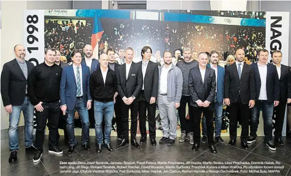  ?? Foto: Michal Šula, MAFRA ?? Zase spolu Zleva Josef Beránek, Jaroslav Špaček, Pavel Patera, Martin Procházka, Jiří Dopita, Martin Straka, Libor Procházka, Dominik Hašek, Robert Lang, Jiří Šlégr, Richard Šmehlík, Robert Reichel, David Moravec, Martin Ručinský, František Kučera a...