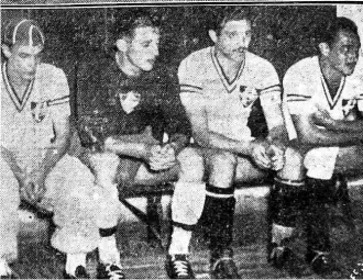  ?? Fotos Marcus Leoni/Folhapress ?? Foto publicada pela “Folha da Noite” em 1942 com os atletas do Fluminense antes do jogo