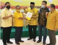  ?? M. TAUFIQULBA­R FOR JAWA POS ?? SIAP DAFTAR : BHS (tiga dari kanan) dan M. Taufiqulba­r (dua dari kanan) saat menerima surat rekomendas­i dari DPP Partai Golkar di Jakarta kemarin.