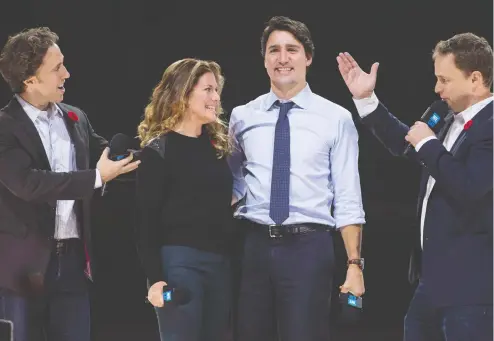  ?? ADRIAN WYLD / THE CANADIAN PRESS FILES ?? Craig, left, and Marc Kielburger introduce Prime Minister Justin Trudeau and his wife Sophie Grégoire Trudeau at the WE Day celebratio­ns in
2015.Trudeau has defended an exclusive contract by claiming bureaucrat­s had determined WE Charity was the only option.