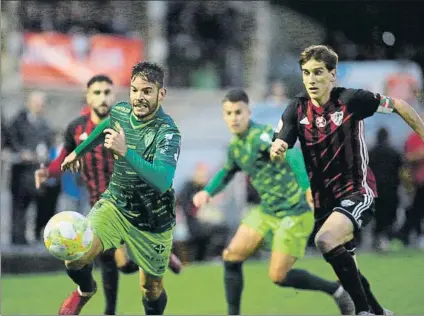  ?? FOTO: PANKRA NIETO/EL CORREO ?? Al sprint
Aitor Ramos persigue un balón durante el partido que enfrentó al Arenas contra el Guijuelo en Fadura