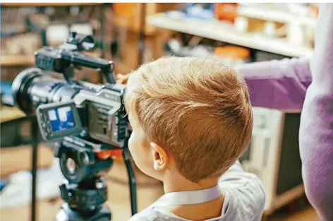  ?? FOTO: ISTOCK ?? Auch an der Kamera dürfen sich die Kinderuni-Reporter versuchen.