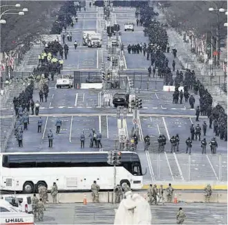  ?? Greg Nash / Pool / AFP ?? Les forces de l’ordre van ocupar els carrers de Washington, ahir, en la possessió de Biden.