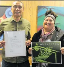  ?? PICTURE / SUPPLIED ?? Richard Murray receiving his E Tu¯ Wha¯ nau prize from Maria Tauroa (Te Hiku Media).