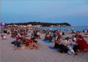  ??  ?? La plage des Sablettes transformé­e en pique-nique géant avant le feu d’artifice.