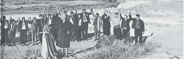  ?? Cineasta. Dirigió La ciénaga, La niña santa, La mujer sin cabeza y Zama. ?? Primer Parlamento Indígena Argentino. En 1972, sesenta líderes aborígenes se reunieron a deliberar en la capital de Neuquén.
Imagen de la cobertura de la revista
Siete Días.