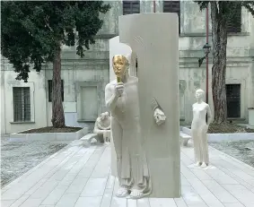  ??  ?? Il marmo Sopra, la «Scultura della Memoria» di Giuliano Vangi, appena inaugurata in Piazza Mosca