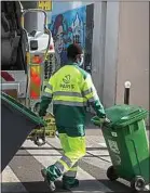  ??  ?? Le quotidien des éboueurs a été bouleversé par la crise sanitaire.