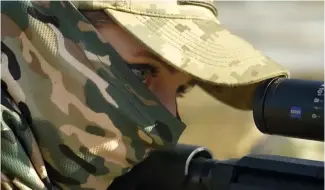  ?? ?? Une soldate de l'armée ukrainienn­e lors d'un entraîneme­nt militaire dans le centre du pays.