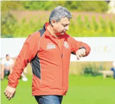  ?? FOTO: FAR ?? Trainer Dino Salerno hört nach der Bezirkslig­a-Saison beim SV Mochenwang­en auf.