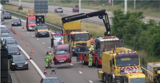  ?? FOTO KOEN LUTS ?? De rood-zwarte Peugeot was zwaar gehavend nadat hij tegen de botsabsorb­eerder knalde.