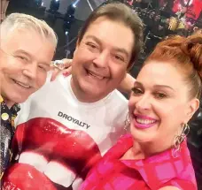  ??  ?? Nos bastidores do Show dos Famosos com os amigos Miguel Falabella e Fausto Silva