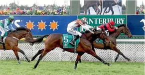  ?? RACE IMAGES ?? Chcolate Fish (centre) runs a close second to Amanood Lad (rails) in last Saturday’s Koral Steeplecha­se.