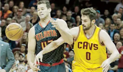  ??  ?? Kris Humphries, de los Hawks de Atlanta, y Kevin Love, de los Cavaliers de Cleveland, luchan por la posesión del balón durante el partido de anoche en Cleveland.