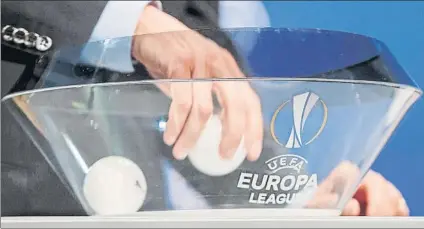  ?? FOTO: AP ?? Primeros pasos La UEFA realizó ayer el sorteo de las dos primeras eliminator­ias previas de la Europa League 2017-18