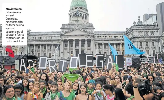  ??  ?? Movilizaci­ón. Esta semana, ante el Congreso, manifestac­ión en favor de una ley que despenalic­e el aborto. Y fuerte campaña en las redes sociales.