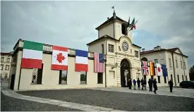  ?? ?? CLIMA. Las banderas nacionales de los países del G7 en la sede el Reggia Reale.