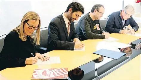  ?? ANDREA ZAMORANO / ACN ?? Encarna Fernández (UGT) y el conseller Jordi Puigneró durante la firma del acuerdo