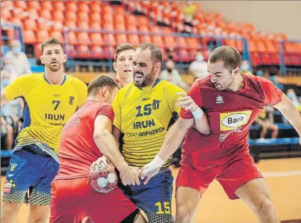  ?? FOTO: GARI GARAIALDE ?? Iker Serrano trata de zafarse de dos defensas del Bada Huesca durante uno de los partidos de pretempora­da