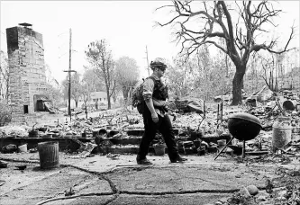  ?? MARCIO JOSE SANCHEZ THE ASSOCIATED PRESS ?? Capt. Scott Fisher surveys a wildfire-damaged neighbourh­ood Sunday in Keswick, Calif.