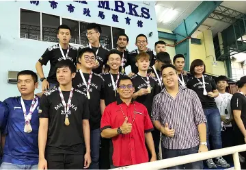 ??  ?? The Swinburne basketball team poses with Masiswa coordinato­r Sarawak Zone Mohamed Hisyam (front row, second right).