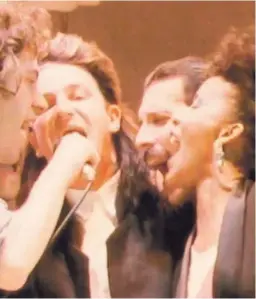  ?? FOTO: CAPTURA DE YOUTUBE. ?? Instante en que Freddy Mercury se acercó al micrófono que compartía Bob Geldof (izquierda) con Bono y Gina Foster.