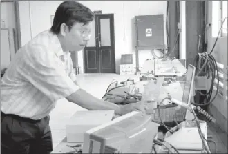  ??  ??   Anh Nguyễn Xuân Quang bên cạnh sản phẩm sáng chế đo độ lệch và phương vị giếng khoan.