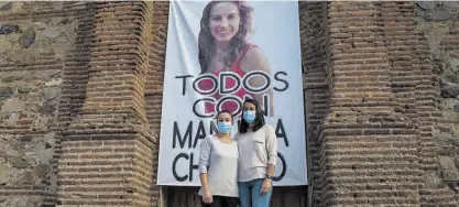  ??  ?? Amigas de Manuela Chavero
Ana Belén Villalba e Isabel Sánchez en la iglesia de San Pedro Apóstol, en Monesterio.