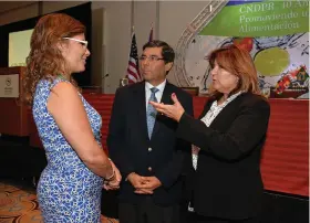  ??  ?? Gándara (a la derecha) conversa con el congresist­a peruano Jaime Delgado y con la nutricioni­sta Dana Miró en la cumbre de ayer.