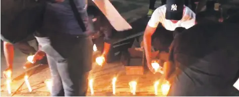  ?? ?? Ciudadanos protestaro­n anoche con un encendido de velas frente al cuartel del Ensanche Naco de la capital para
reclamar justicia por la muerte del joven David de los Santos, hecho del cual acusan a agentes de la Policía.