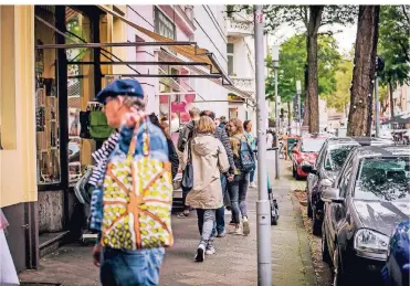  ??  ?? Gegen Mittag füllte sich die Lorettostr­aße langsam. Trotz des durchwachs­enen Wetters werteten die Händler die „Autumn Feelings“als Erfolg.