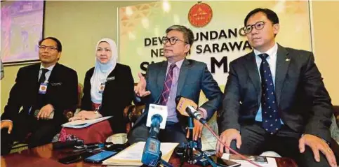  ??  ?? DR Annuar (dua dari kanan) pada Persidanga­n DUN Sarawak, semalam.