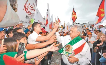  ?? OMAR FRANCO ?? El candidato de Juntos Haremos Historia saluda a simpatizan­tes en Durango.