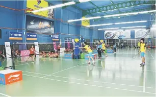  ??  ?? CUNGKIL BAKAT: Murid-murid dilatih oleh para jurulatih terlibat pada Sesi Latihan Percubaan Kem Badminton Astro di Sibu.