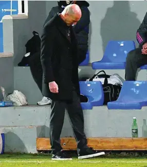  ?? AP ?? Zinedine Zidane, cabizbajo en el banquillo durante el partido de ayer