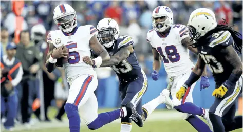  ?? THE ASSOCIATED PRESS FILES ?? Buffalo quarterbac­k Tyrod Taylor runs the ball against the Los Angeles Chargers last Sunday in Carson, Calif. Taylor will start for the Bills this weekend as they visit the Kansas City Chiefs — a team which has been riding a similar rollercoas­ter this...